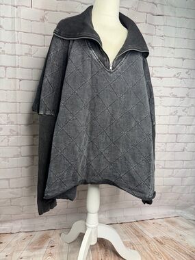 Fantastic Fawn Boutique Gray Quilted Cape Poncho Sweater Zip Size Medium